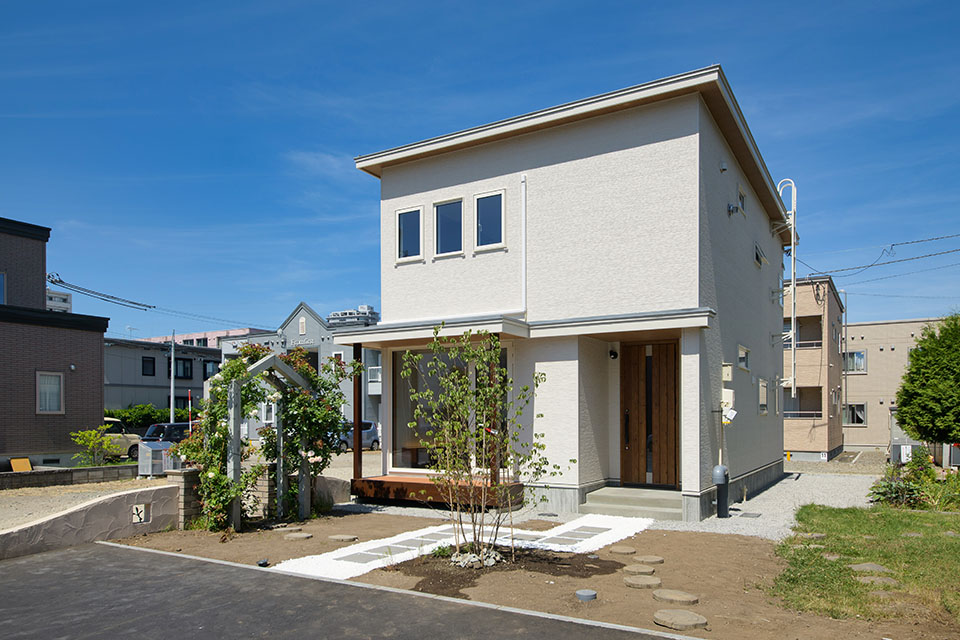大きな窓と温かな色合いの木をたっぷり使った家 M様邸(札幌市白石区)