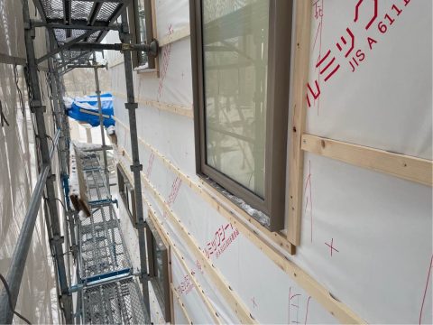 三階建ての外観　～軒天を木目に～